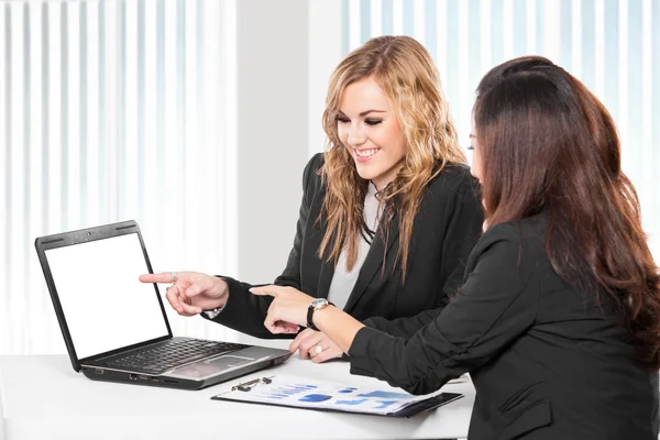 Twee vriendelijke zakenvrouwen zitten en nieuwe ideeën te bespreken — Stockfoto