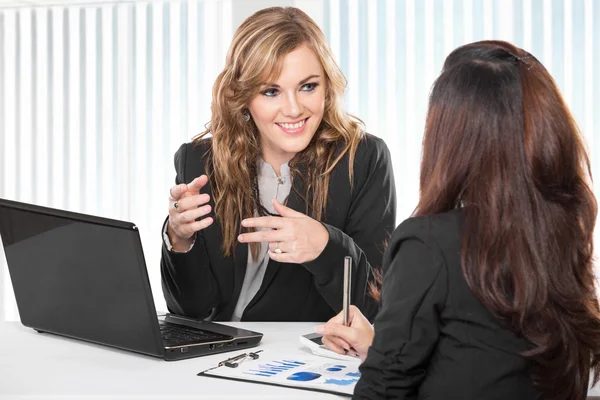 Dos amigables empresarias sentadas y discutiendo nuevas ideas — Foto de Stock