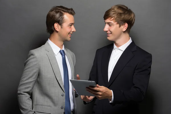 Dos hombres de negocios con tableta —  Fotos de Stock