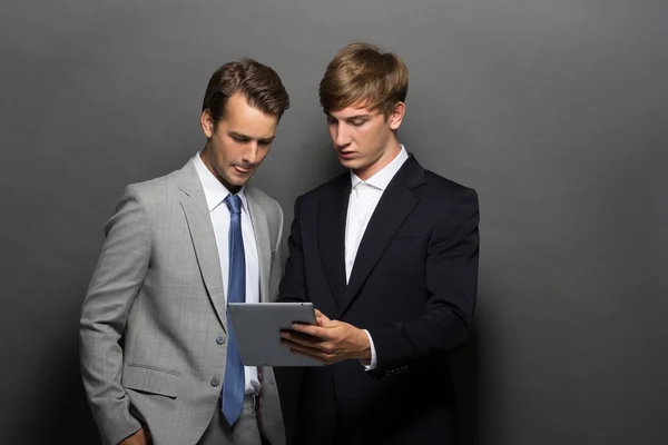 Два бизнесмена с планшетом — стоковое фото