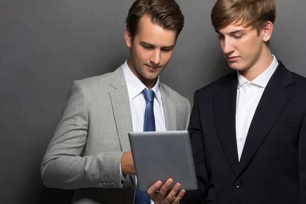 Два бизнесмена с планшетом — стоковое фото