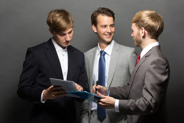 Grupo de hombre de negocios con tableta —  Fotos de Stock