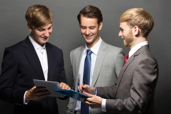 Grupp av affärsman med tablett — Stockfoto