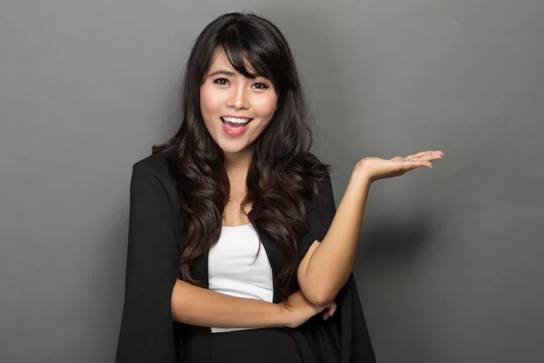 Joven mujer de negocios asiática Sonrisa presentando — Foto de Stock