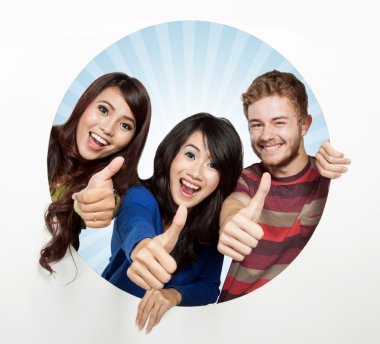 Üç mutlu öğrenci beyaz bir daire, yukarı çık