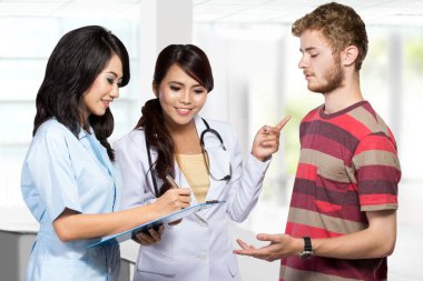 Gülümseyen doktor bir hasta assistanced tarafından reçete verilmesi