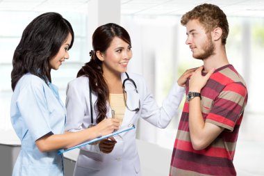 Bir hasta tarafından assistanced bir Danışma veren doktor gülümseyen