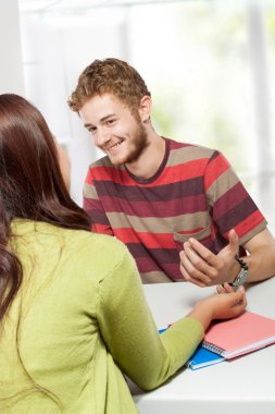 birlikte oturan sınıfta okuyan iki genç üniversite öğrencileri