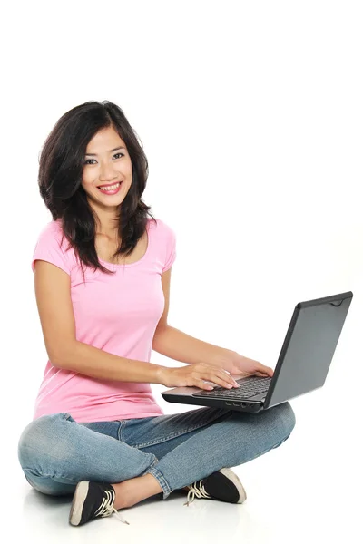Seduta femminile con computer portatile — Foto Stock
