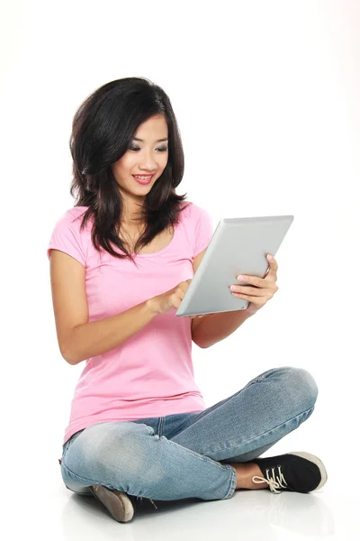 Mulher asiática com tablet pc — Fotografia de Stock