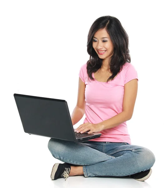 Feminino sentado com laptop — Fotografia de Stock