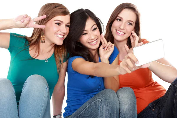 Vrouwen vrienden thuis met behulp van handphone — Stockfoto