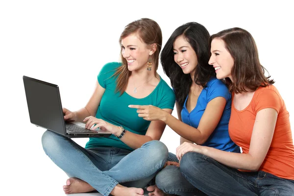 O grupo de meninas com laptop — Fotografia de Stock