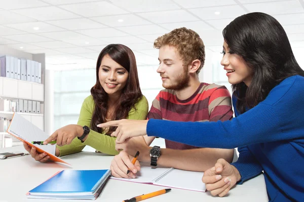 Tres estudiantes multiculturales, estudiando juntos — Foto de Stock