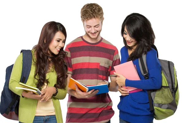 Tres estudiantes multiculturales, estudiando juntos — Foto de Stock