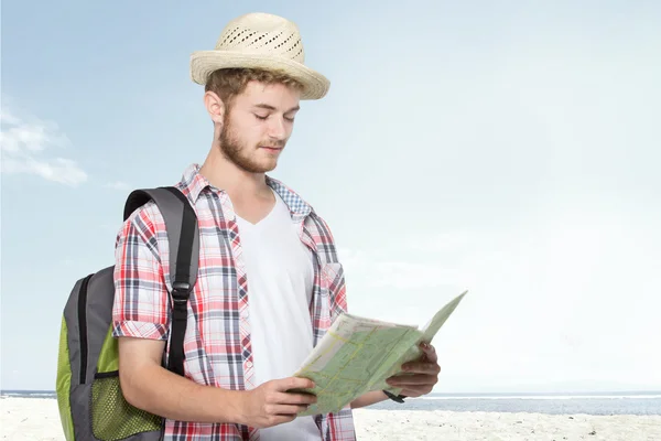 Young traveling man reading map — Stock Photo, Image