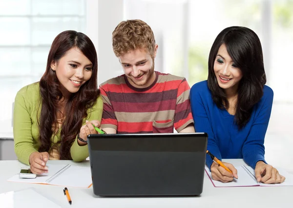 Grupo de estudiantes felices diversidad estudiando juntos usando el ordenador portátil —  Fotos de Stock