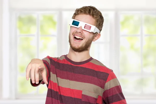 Hombre feliz con gafas de película 3d — Foto de Stock