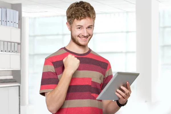 Sehr glücklicher junger Mann — Stockfoto