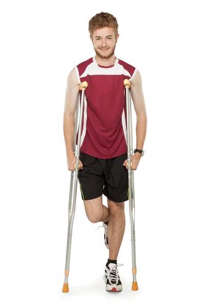 スポーツ男負傷松葉杖でフィットネス — ストック写真