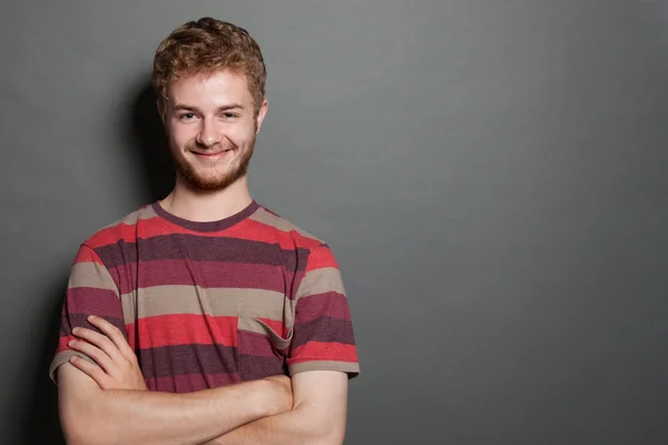 Retrato de um belo jovem sorrindo — Fotografia de Stock