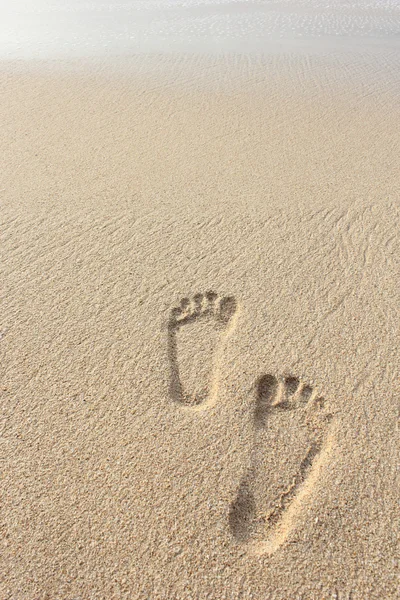 Plage de sable avec empreintes de pas — Photo
