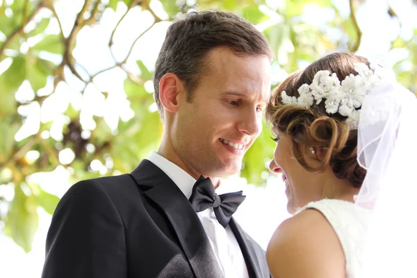 Beau marié regardant avec amour dans les yeux de la mariée — Photo