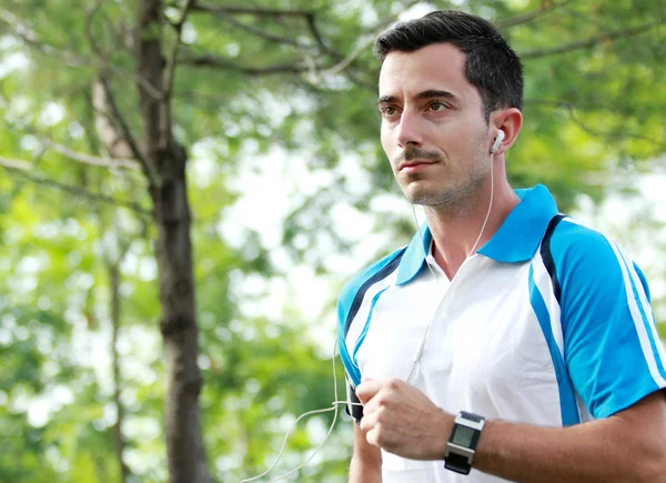 Sportieve jonge man genieten van joggen buiten training — Stockfoto