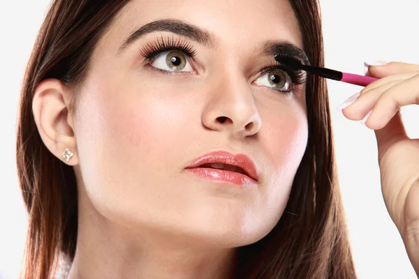 Schöne kaukasische Modell Anwendung Mascara — Stockfoto