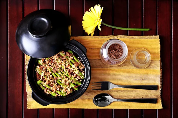 스페인 요리 claypot 버섯 쌀 — 스톡 사진