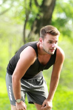 erkek koşucu yorgun çalıştırdıktan sonra bir mola