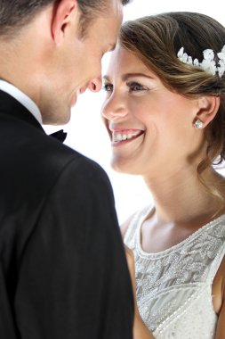 gülümseyen ve onun damat bakarak gelin
