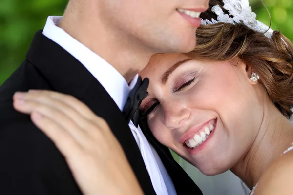 Bela noiva sorrindo enquanto os olhos fechados — Fotografia de Stock