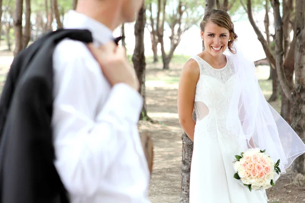 Bruid glimlachend op haar bruidegom — Stockfoto