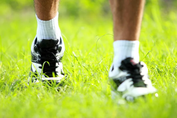 Runner voeten waarop gras close-up op schoen — Stockfoto