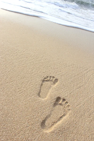 Empreintes de pas sur la plage de sable — Photo