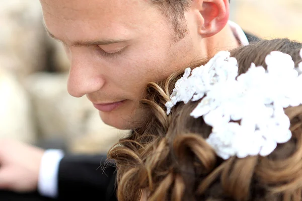Schöner Bräutigam mit geschlossenen Augen — Stockfoto