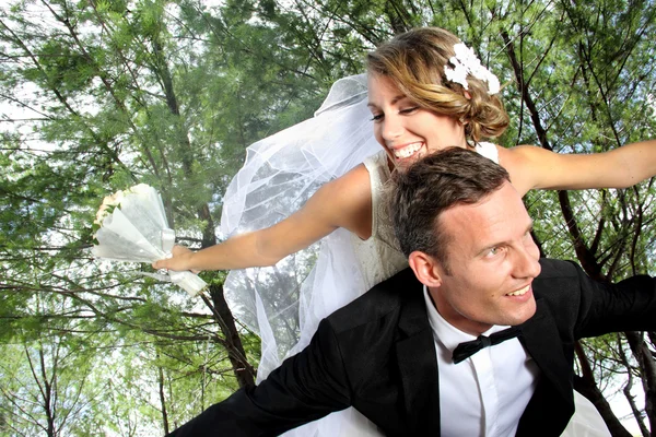 Casal recém-casado feliz juntos — Fotografia de Stock