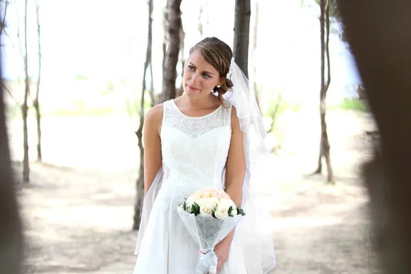 Bella sposa in possesso di un bouquet — Foto Stock