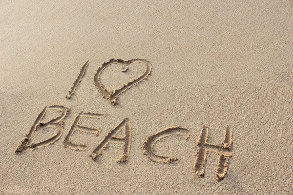 As inscrições de "I love Beach" na praia de areia — Fotografia de Stock
