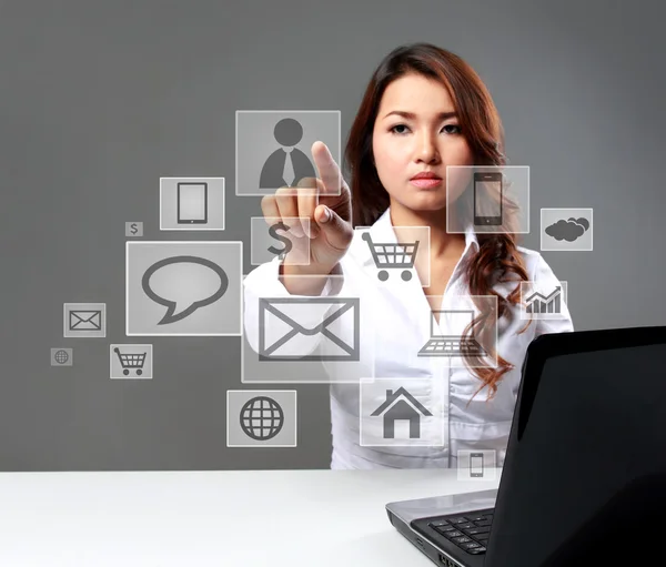 Mujer de negocios tocar icono de las redes sociales utilizando la interfaz virtual — Foto de Stock