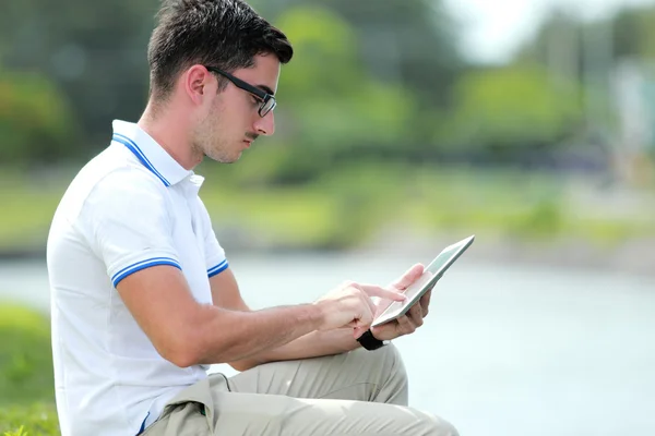Studente universitario leggere un argomento sul suo tablet — Foto Stock
