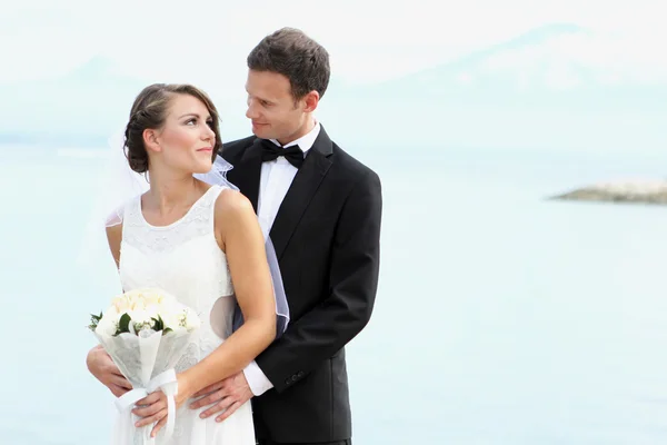 Felicidad de la joven pareja recién casada —  Fotos de Stock