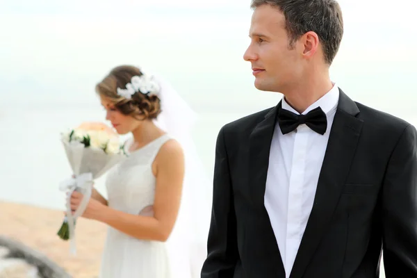 Handsome groom and beautiful bride — Stock Photo, Image