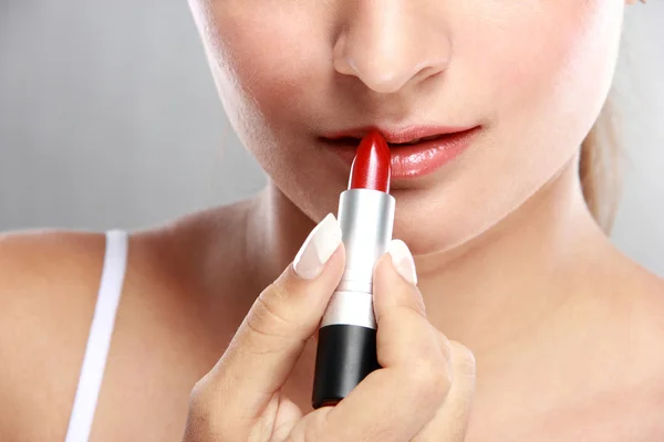 Beautiful caucasian model applying lipstick — Stock Photo, Image