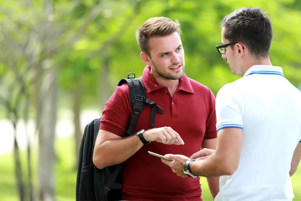 Un étudiant expliquant un sujet à son ami — Photo