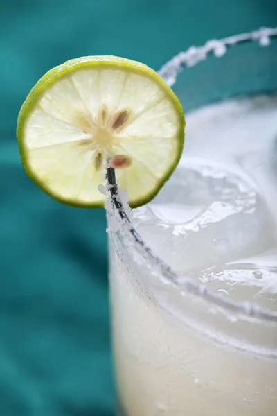Classic cocktail margarita con lime e bordo salato — Foto Stock