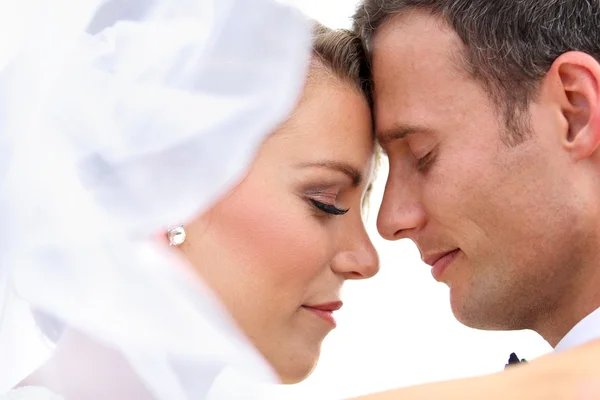 Casal recém-casado romântico — Fotografia de Stock