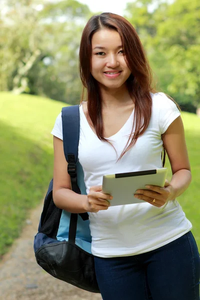 Estudante universitário olhar feliz estudando usando um tablets — Fotografia de Stock