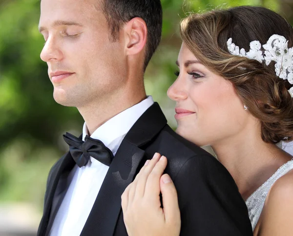 Bruden kramar hennes brudgum bakifrån — Stockfoto